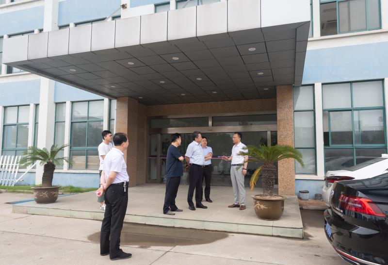 海門市人大常委會走進邦德藥業
